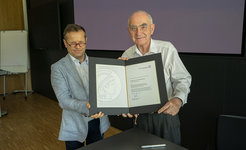 Professor Eli Yablonovitch receives the Distinguished Scholar certificate from Prof. Ferenc Krausz during the weekly MPQ Colloquium.