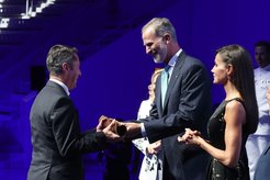 King of Spain, Felipe VI awards the first edition of the La Vanguardia Prize to Ignacio Cirac, for his advancements to quantum many body systems and simulation.