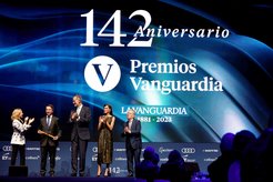 Applause for Ignacio Cirac at the presentation of the La Vanguardia Prize. To his right, the royal couple Felipe VI. of Spain and his wife Letizia.