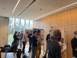 Postersession: Die Jury begutachtet die Beiträge der Schüler:innen.