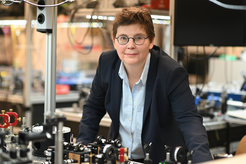 Nathalie Picqué in einem ihrer MPQ-Labors. Als neue Direktorin am Max-Born-Institut in Berlin wird sie die Forschungsabteilung für Präzisionsphysik aufbauen.