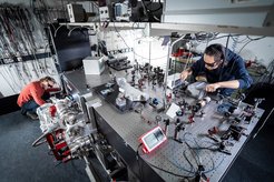 Aufbau des neuen Experiments zur Entwicklung einer optischen Wasserstoffuhr.