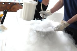 Wie ein Hexenkessel: Wenn man flüssigen Stickstoff mit Joghurt und Beeren mischt, lässt sich daraus ein leckeres Eis zaubern.