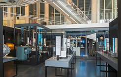 Blick in die Ausstellung "Licht und Materie" mit zahlreichen interaktiven Stationen. Die neue Ausstellung führt insgesamt durch fünf Bereiche.