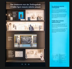 In diesem Szenorama wird die tragische Geschichte von Alice Golsen erzählt, die als Erste den Strahlungsdruck genau vermessen hat, der die Anerkennung als Forscherin jedoch zu ihren Lebzeiten verwehrt blieb.