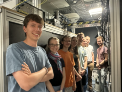 Max Weber group together with Tim Höhn (right) in the Yb hybrid tweezer-lattice lab.