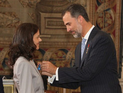 Mari Carmen Bañuls receives the Order of Merit of the Spanish Crown from King Juan Felipe in 2015.