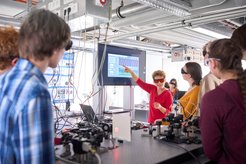 Das Demonstrationsexperiment mit der Einzelphotonenquelle im neuen QuantumLab.