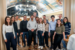 Von links nach rechts: Liza Andriyakhina (FU Berlin), Deepankur Thureja (Harvard), Michael Lebert (QuantumLeaks Foundation), Sara Murciano (Caltech), Robert König (TUM), Nadine Leisgang (Harvard), Johannes Zeiher (MPQ), and Nathanan Tantivasadakarn (Caltech).