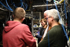 In the MQV laboratory at the Max Planck Institute of Quantum Optics: doctoral student Kevin Mours explains the experimental setup to the visitors.