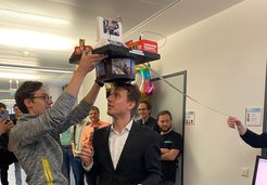 Julian Wienand nach seiner erfolgreichen Verteidigung. Mit dabei: der kunstvolle Doktorhut, der traditionsgemäß von den Laborkolleginnen und -kollegen angefertigt wird.