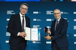 State Minister for Arts and Sciences hands over the Bavarian Hightech Award to Immanuel Bloch.