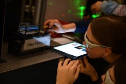 Around 20 experiments on lasers, light and quantum phenomena await students in the institute’s student lab – of course, safety goggles are a must.