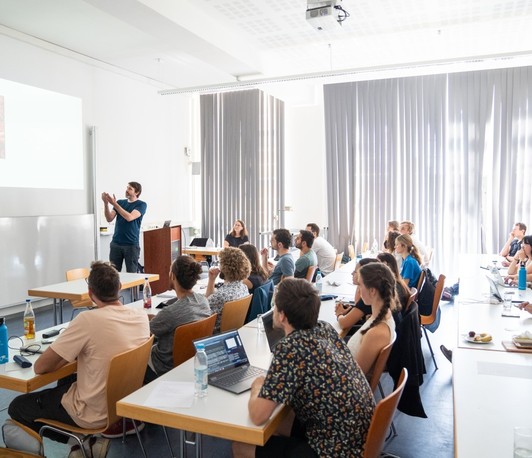 "Strategies to design quantum materials with exotic properties" (MCQST Colloquium) (Prof. Roser Valentí)